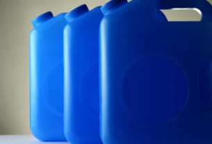 How Much Does a Gallon of Water Weigh? (Exact Pounds, KGs & Liquid Comparisons)